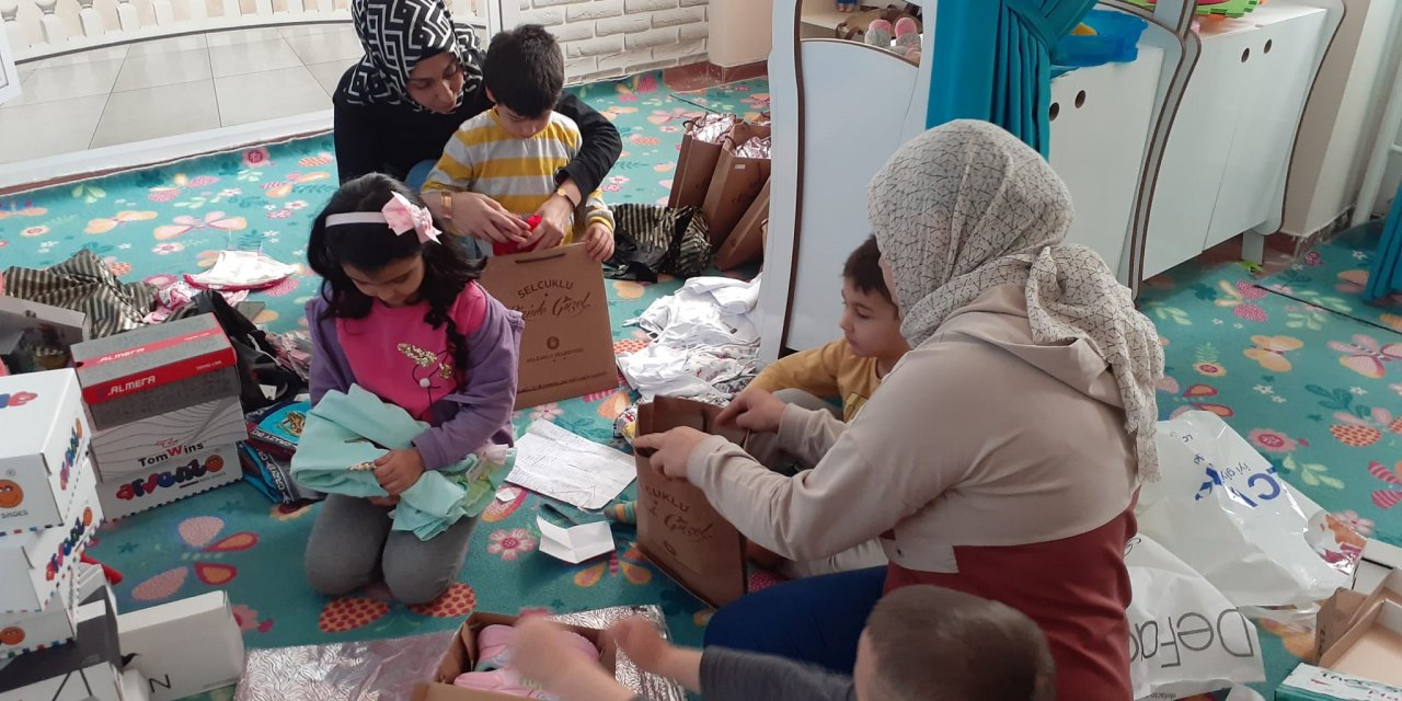 Konya’da anasınıfı öğrencileri ve velileri 50 öğrenciye bayramlık hediye etti