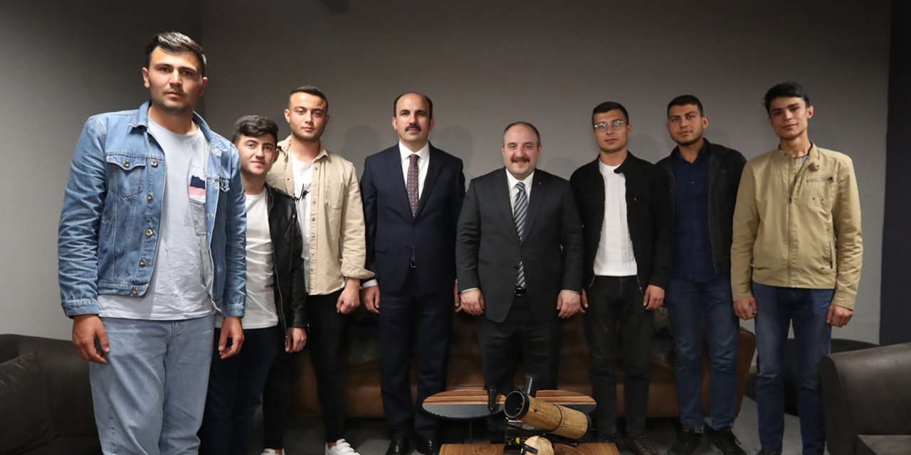 Bakan Varank güneş sistemini tartışan Konyalı gençleri Azerbaycan’a götürecek