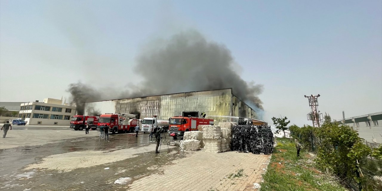 Tekstil fabrikasında yangın! Çok sayıda itfaiye ekibi müdahale ediyor
