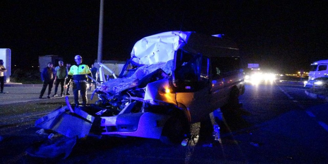Minibüs önünde seyreden TIR’a çarptı: 1 ölü, 3’ü ağır 5 yaralı