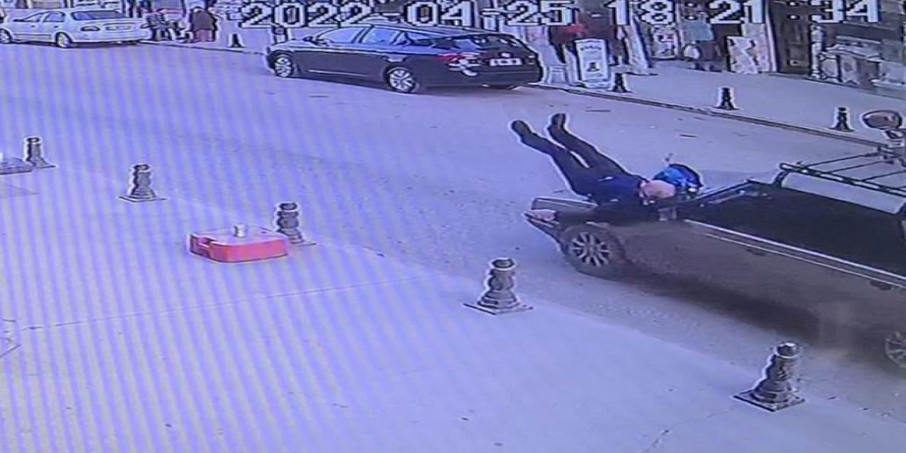 Otomobil yayaya çarptı! O anlar kameraya yansıdı