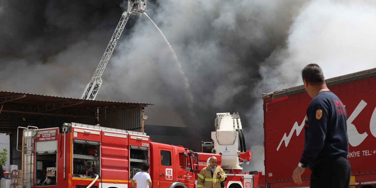Geri dönüşüm fabrikasında yangın! Çalışmalara TOMA da destek veriyor