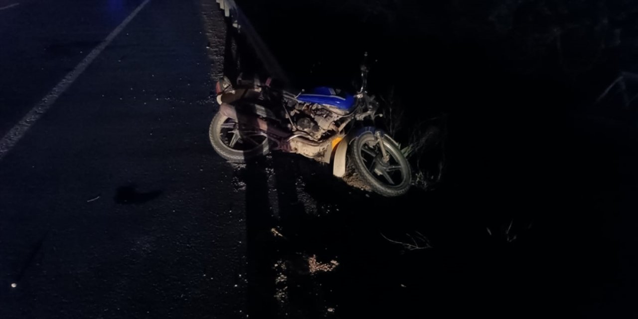 Konya’da bariyerlere çarpan motosikletteki iki kişi yaralandı