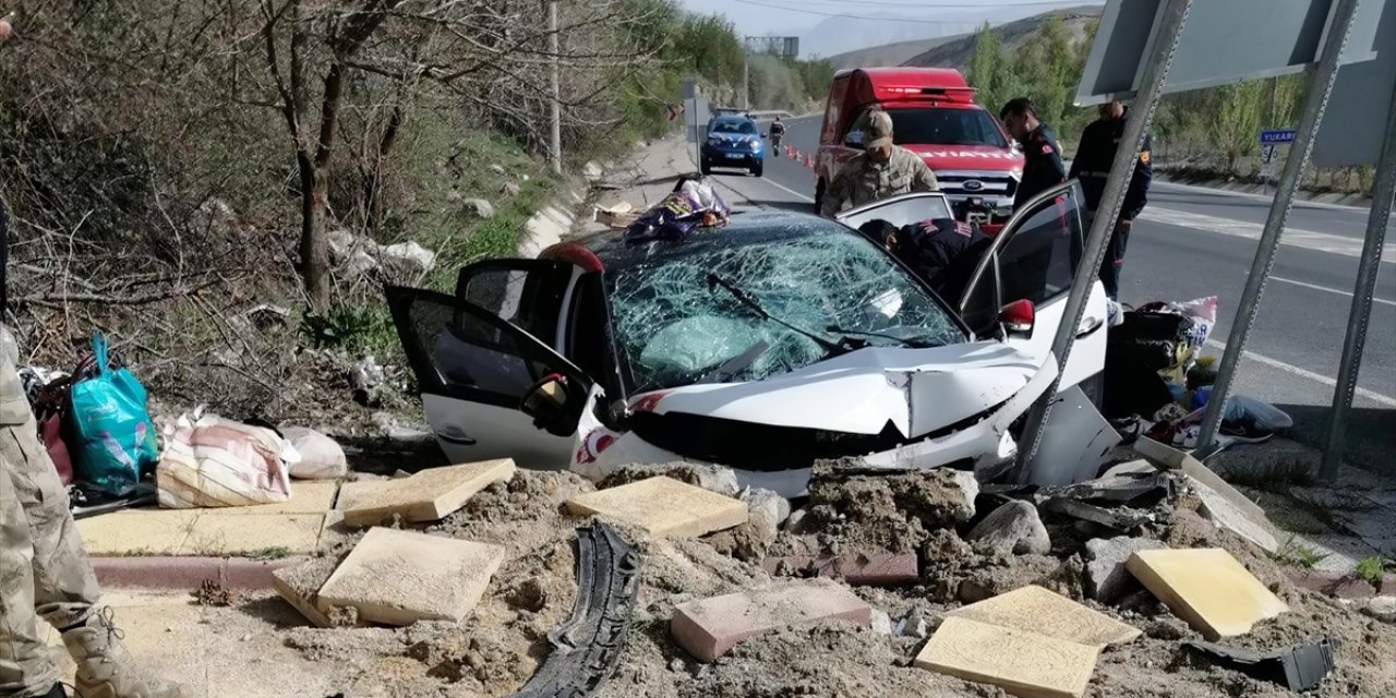 Otomobil menfeze çarptı: 1 ölü, 5 yaralı