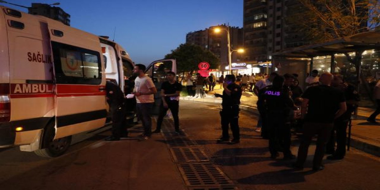 Otobüs durağında bıçaklı kavga: 4 yaralı