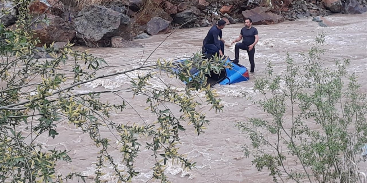 Çarpışan iki otomobil çaya uçtu! Kazada hemşire hayatını kaybetti