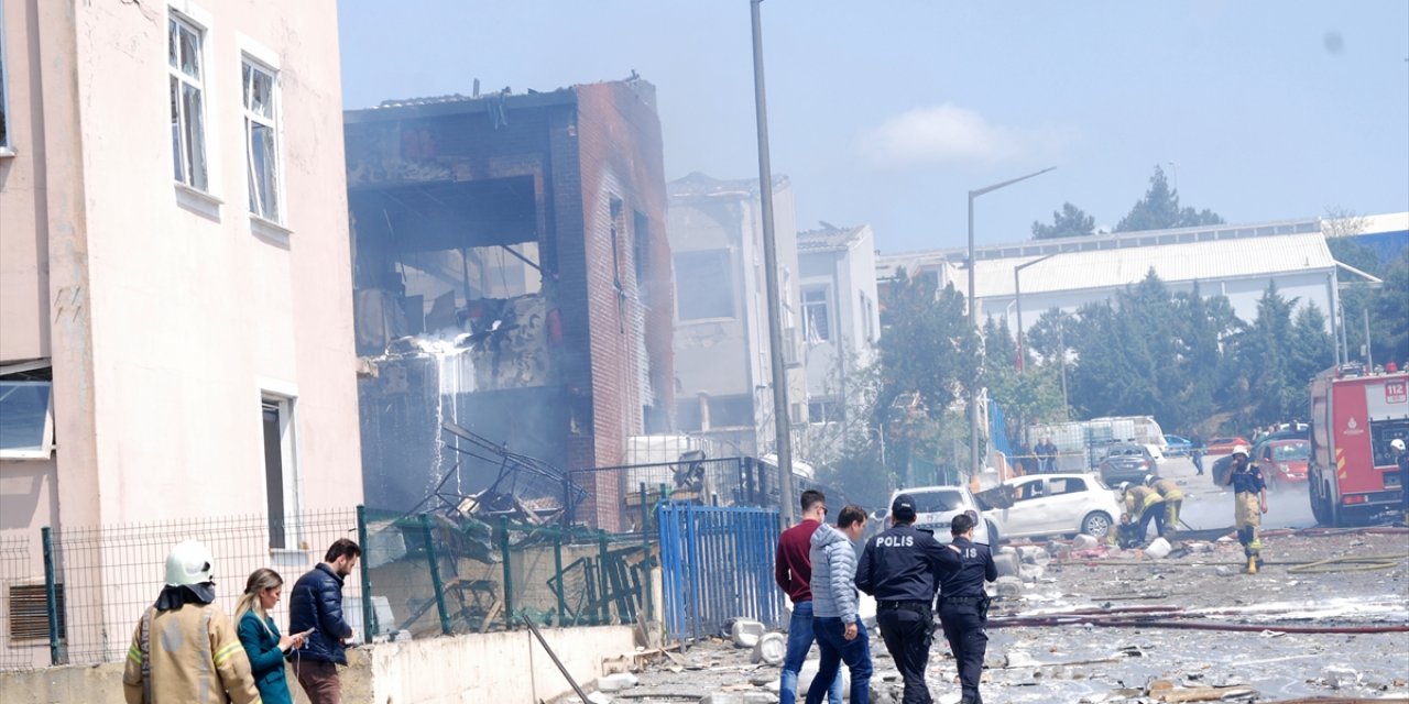 Boya fabrikasında yangın çıktı! Patlama anı kamerada...