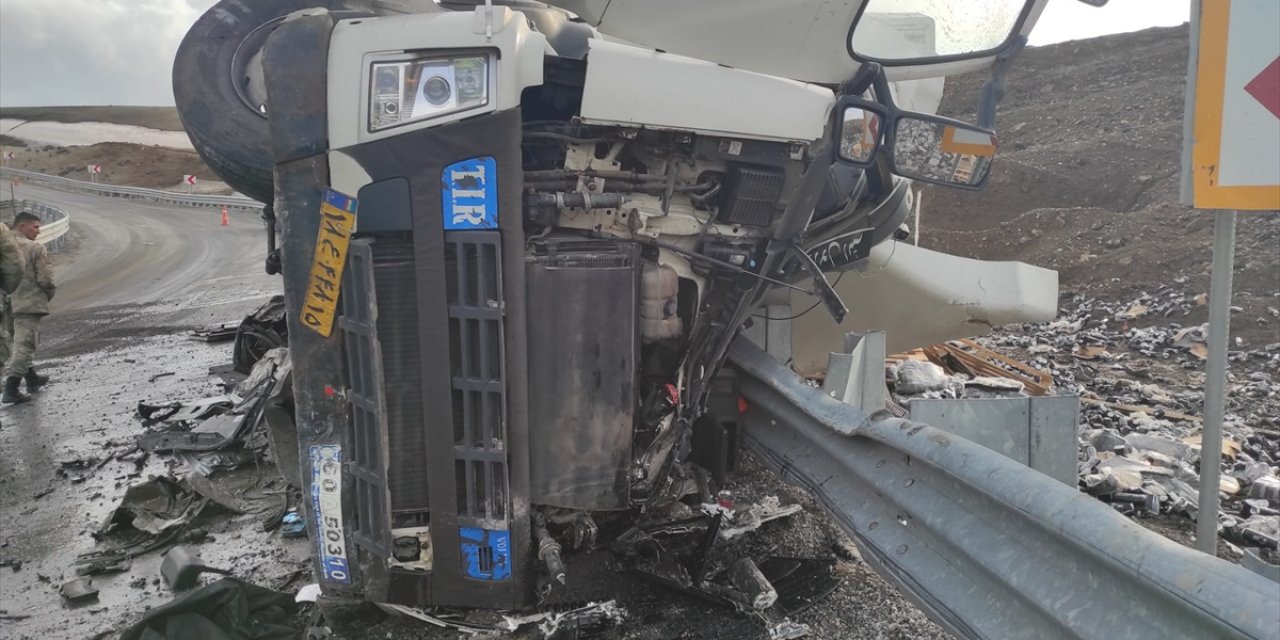 İki TIR çarpıştı, İran uyruklu sürücü öldü