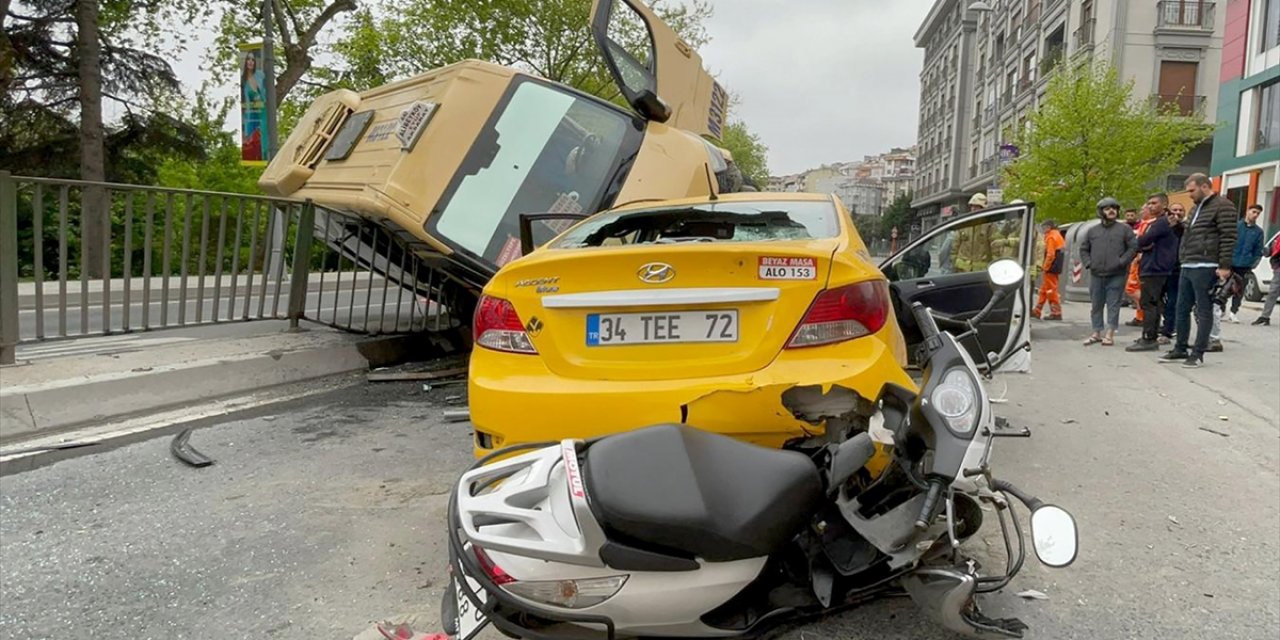 Yolcu minibüsü karşı şeride geçerek taksi ile çarpıştı: 2’si ağır 7 yaralı