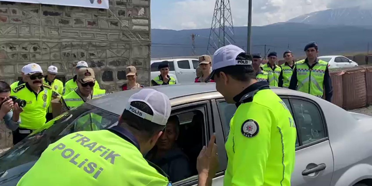 Komiserin kemer denetimi için durdurduğu araçtan babası çıktı