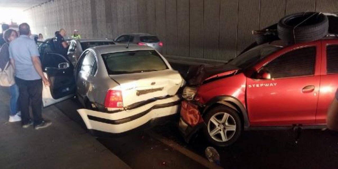 6 araç birbirine girdi: 11 yaralı