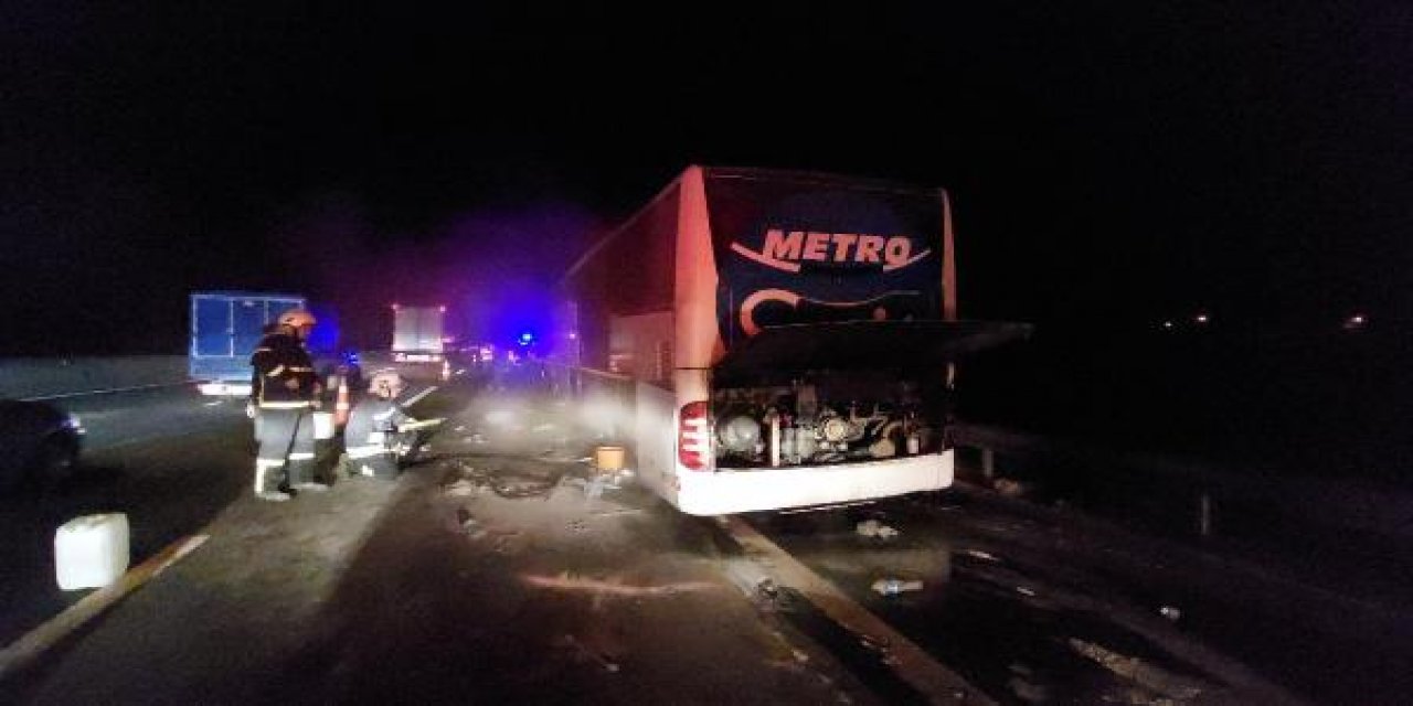 Patlak lastikle yoluna devam eden yolcu otobüsünde yangın çıktı