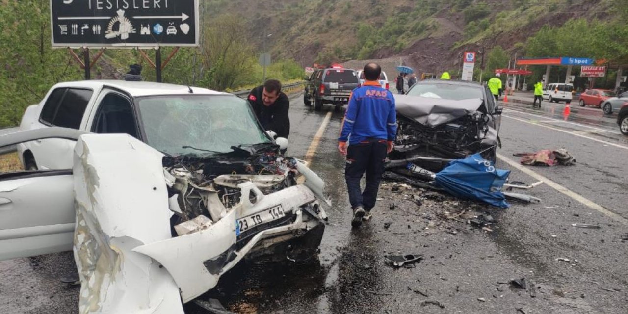 İki otomobil çarpıştı: 4 yaralı