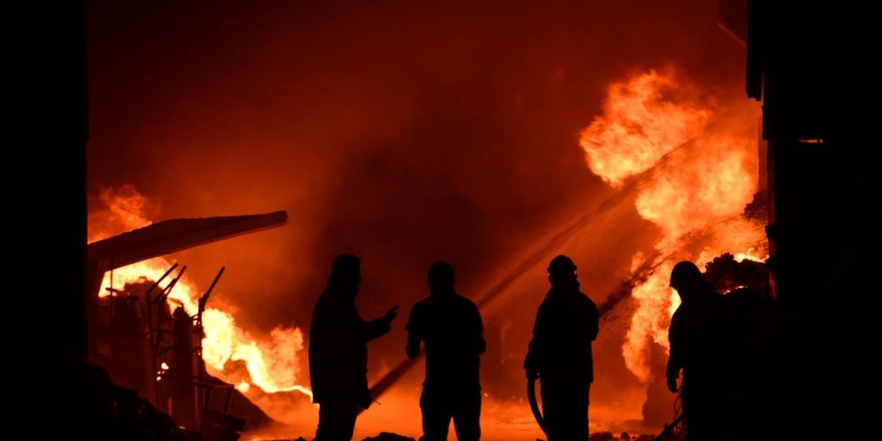 Geri dönüşüm fabrikasındaki yangın, 7 saatlik çalışmayla kontrol altına alındı