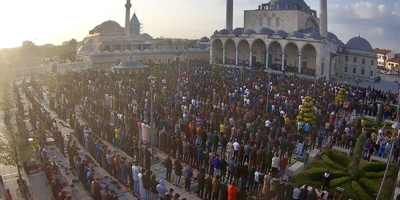 Konya'da binlerce kişi bayram namazı için Mevlana Meydanına akın etti