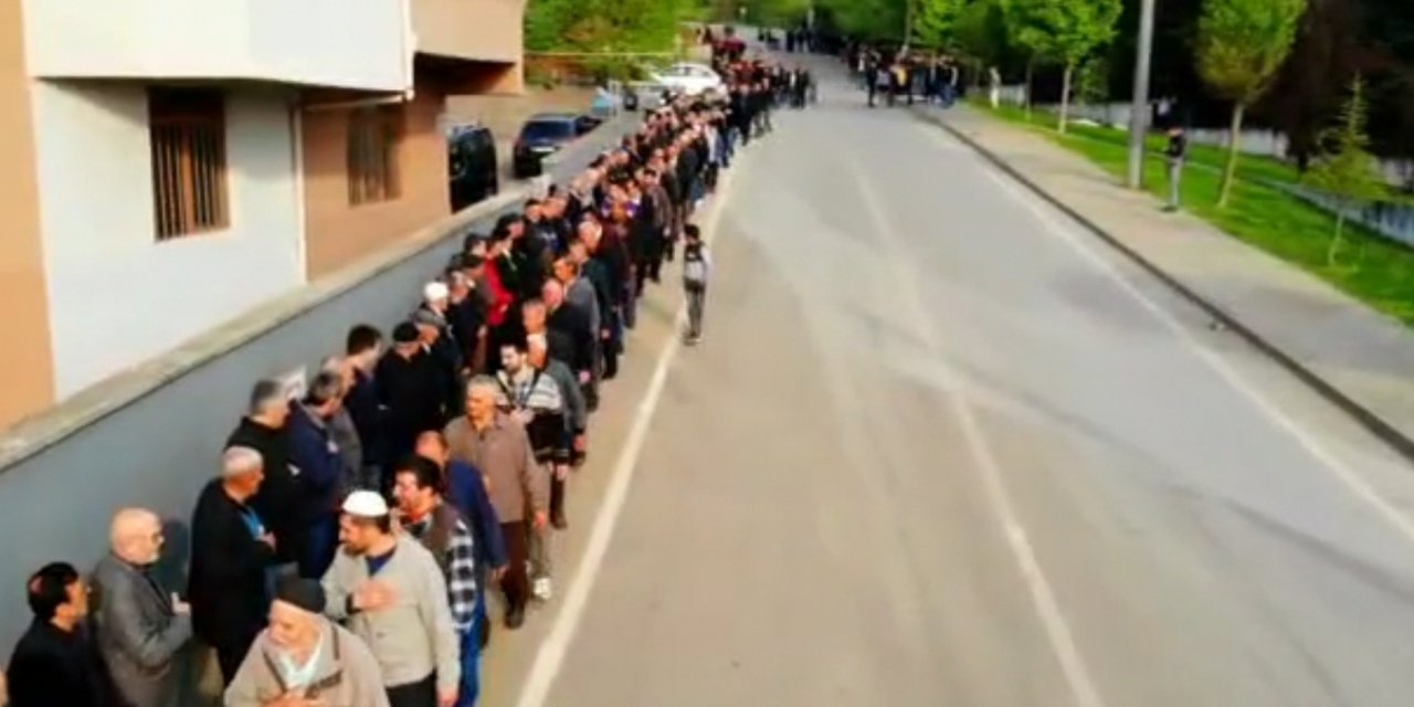 İki yıl sonra mahallede 1 kilometrelik bayramlaşma kuyruğu