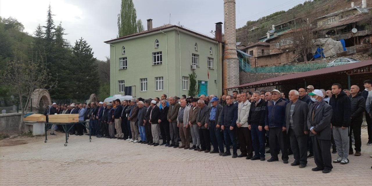 Yangın kurbanı anne ve oğlu Konya'da toprağa verildi