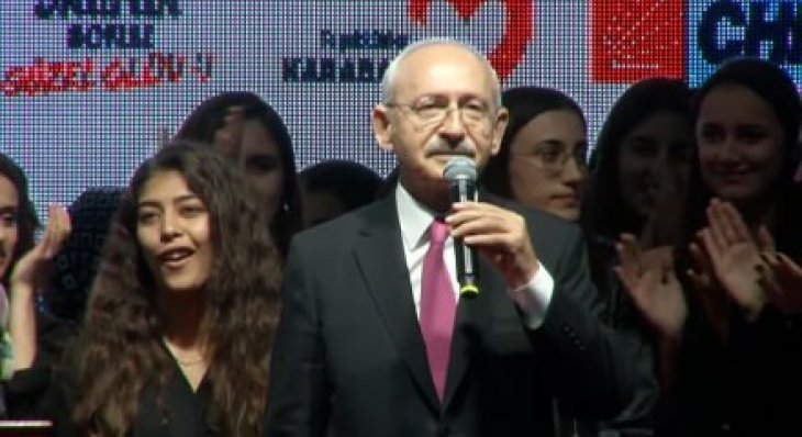 Kılıçdaroğlu ‘Erdoğan'ı indireceğiz’ dedi, yanındaki genç kızın tepkisi gündem oldu