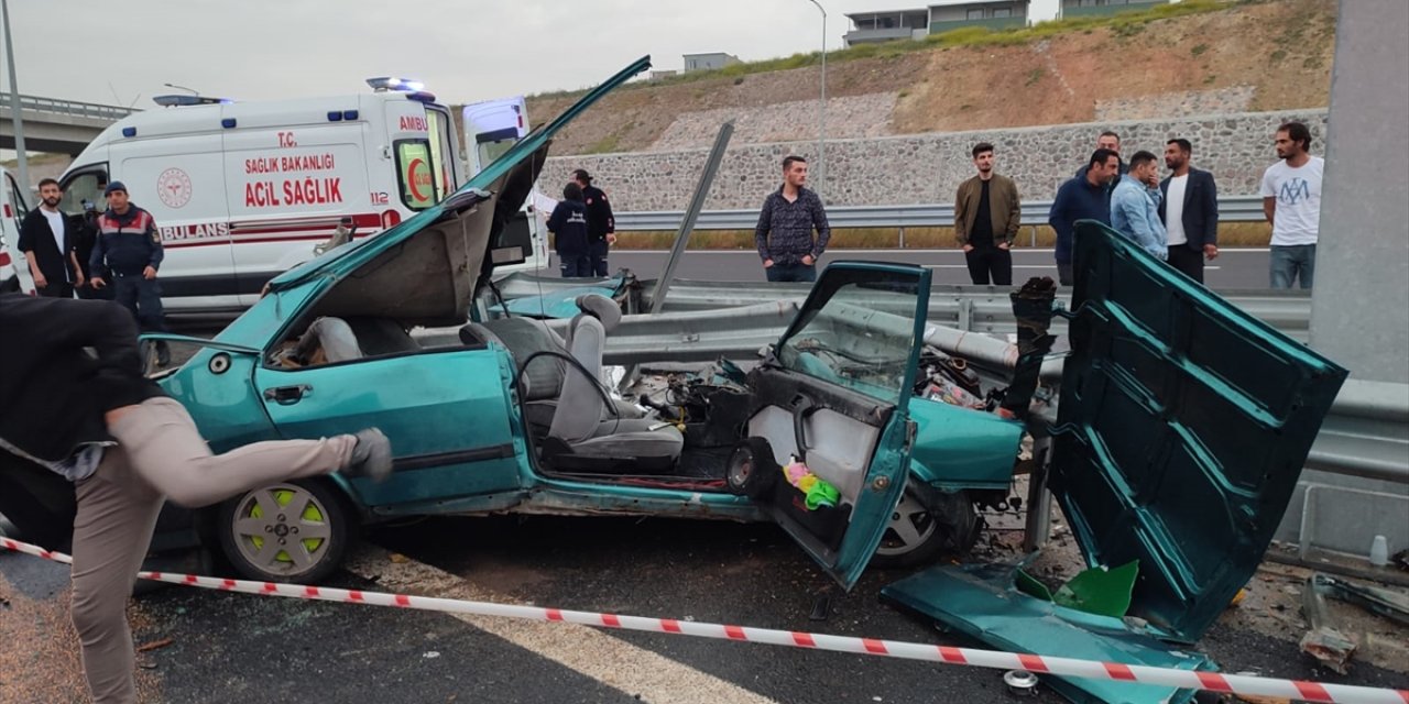 Bariyere çarpan otomobil bu hale geldi: 2 ölü, 3 yaralı