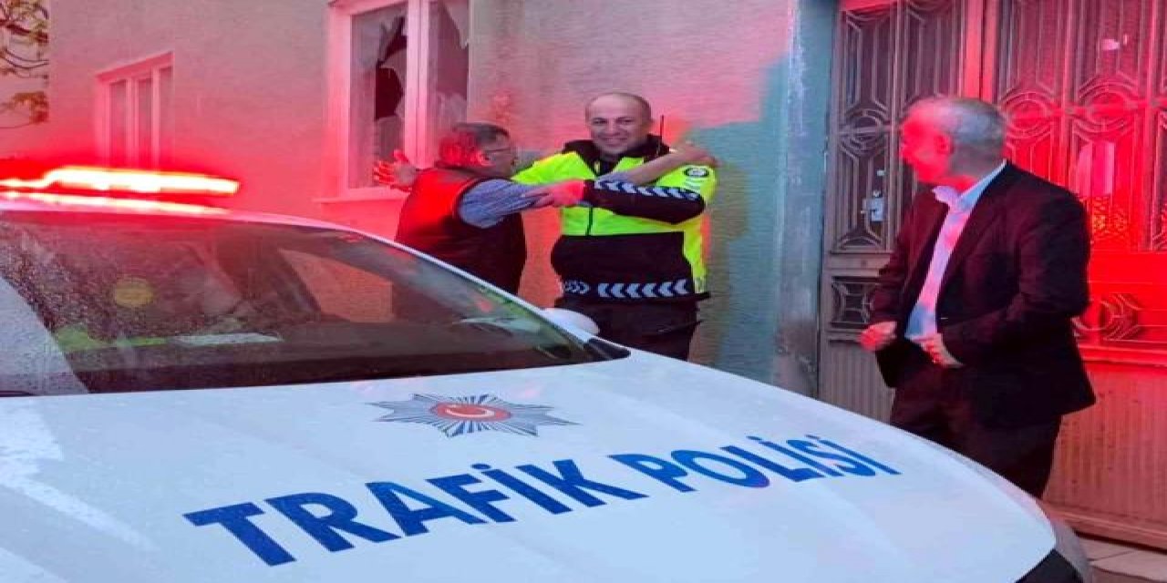 Alkollü sürücü cezayı yiyince trafik polisine sarıldı: Benim memurum böyle olacak işte