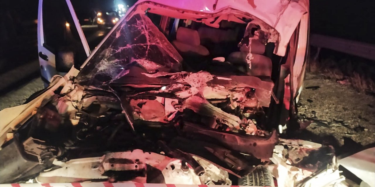 Kamyonet ile hafif ticari araç çarpıştı: 1 ölü, 4 yaralı
