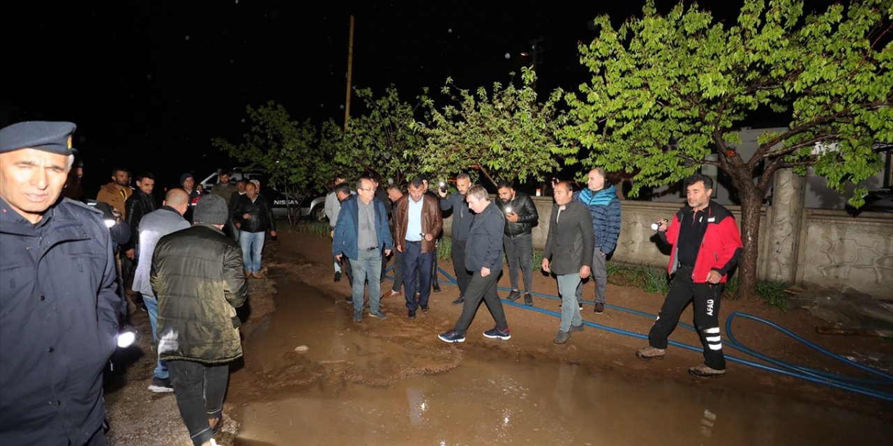 Sağanak yağmur, su baskınlarına neden oldu