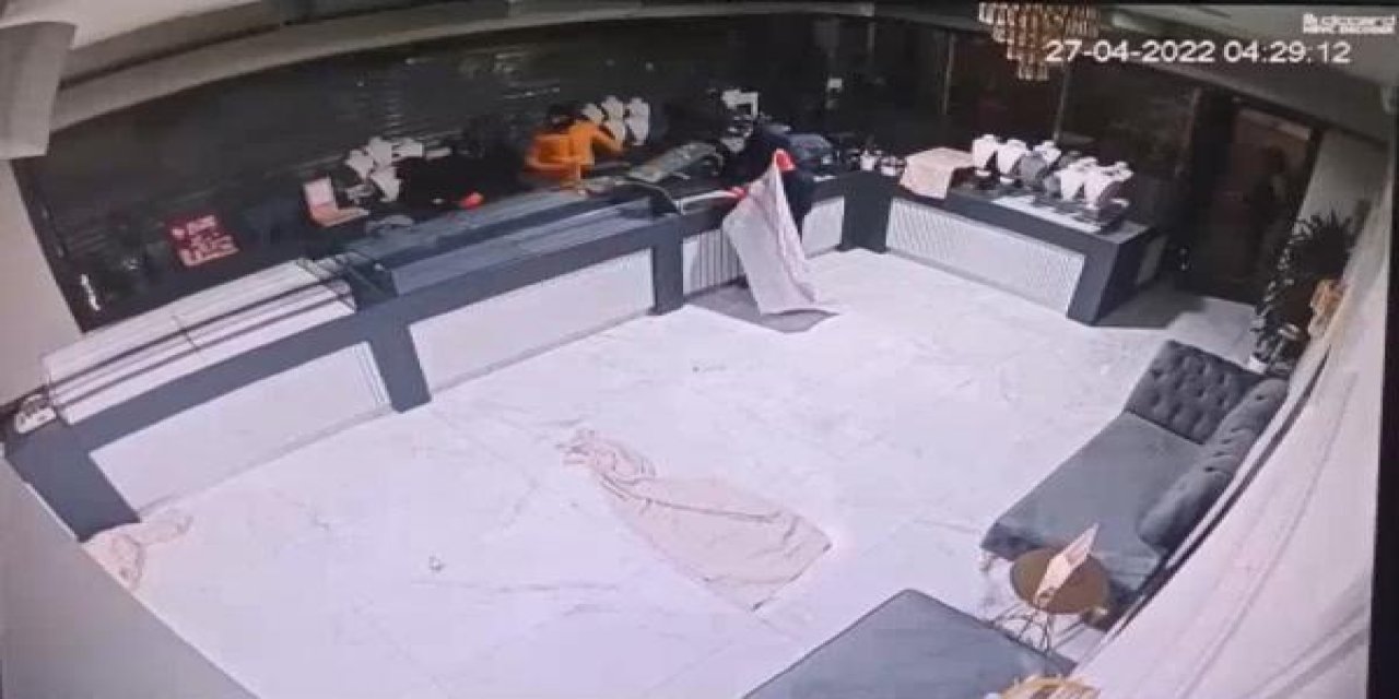 Kepengi özel düzenekle açtılar, çuvala doldurdukları altınları çaldılar