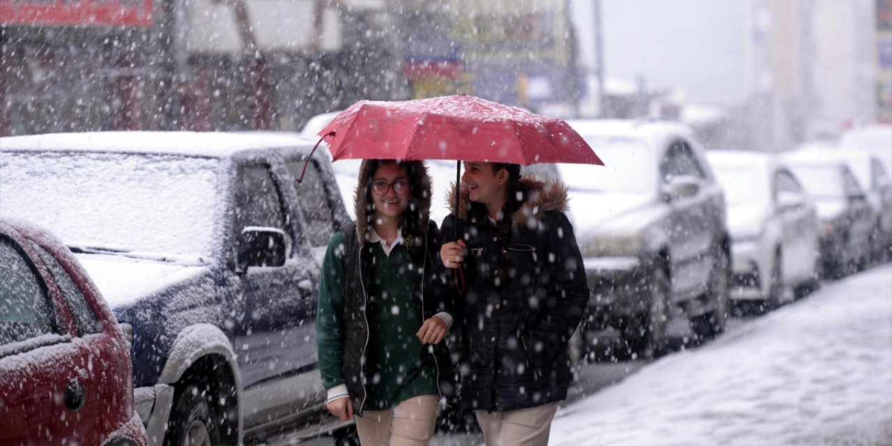 İlkbaharda lapa lapa kar yağdı! Her yer beyaza büründü