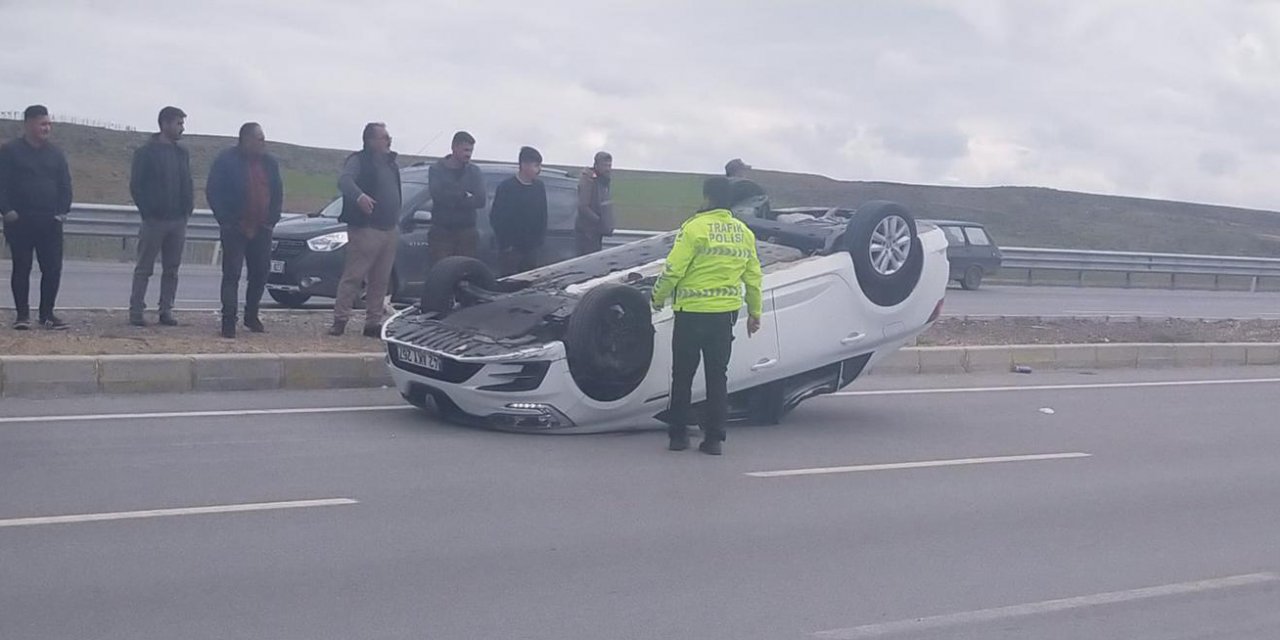 Konya’da refüje çarpan otomobil yol ortasına devrildi