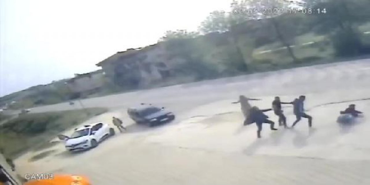 Önce tartıştılar, sonra kavga ettiler! Hatalı sollama kavgası kamerada