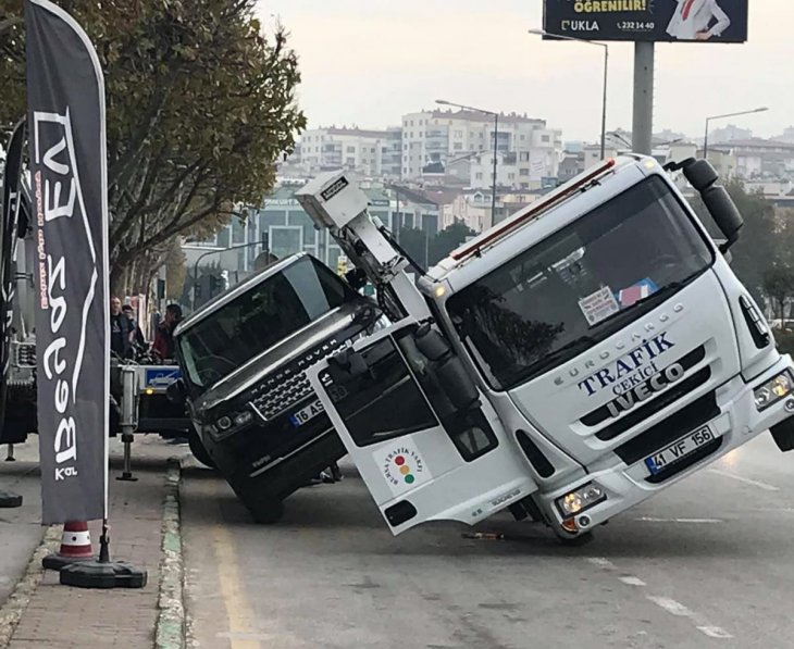 Lüks aracı kaldırmaya çalışan çekici yan yattı