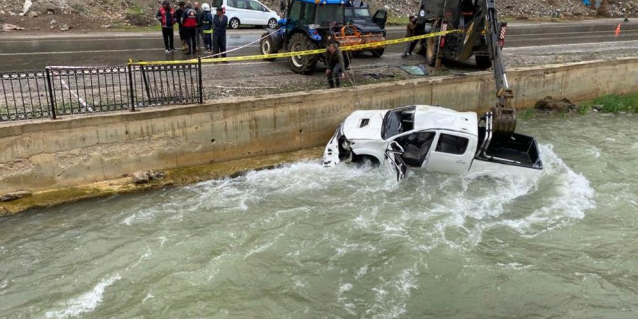 Kamyonet dereye uçtu: 2 ölü, 3 yaralı