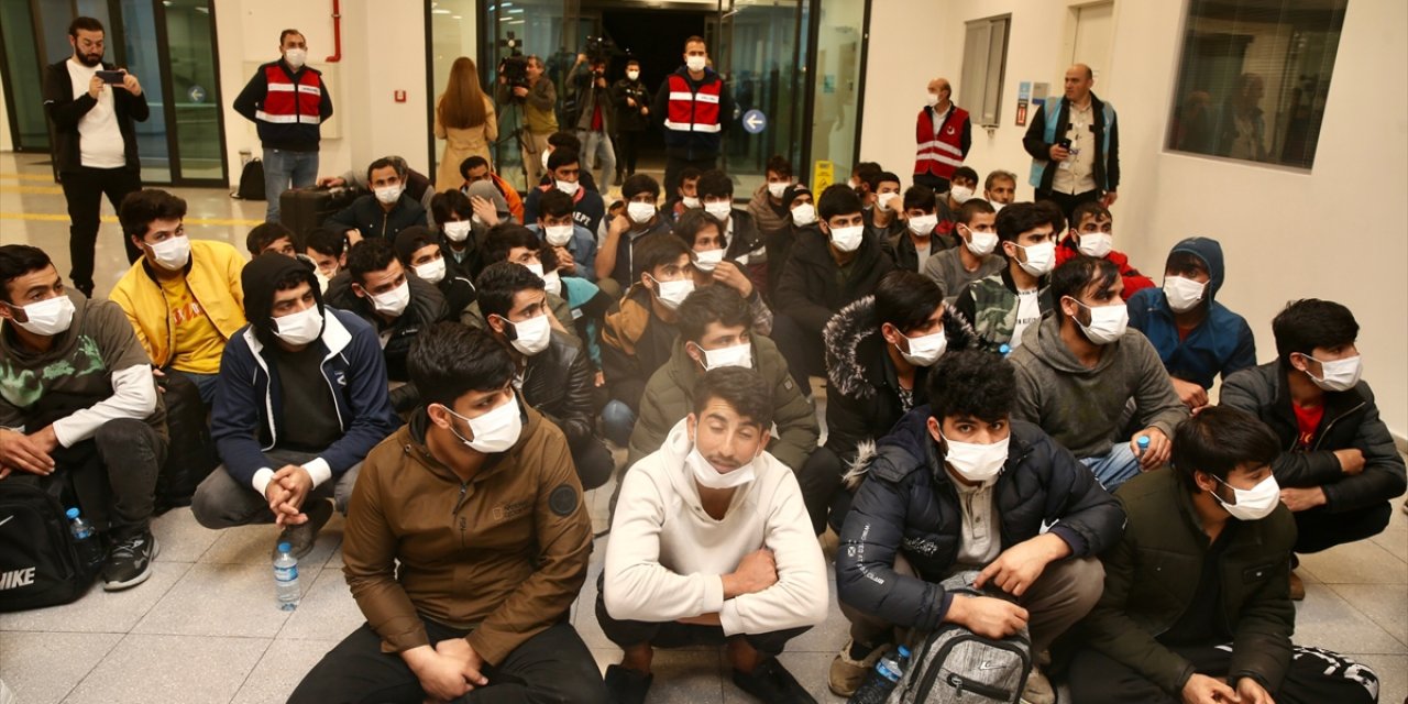 Afganistan ve Pakistan uyruklu 213 düzensiz göçmen sınır dışı edildi