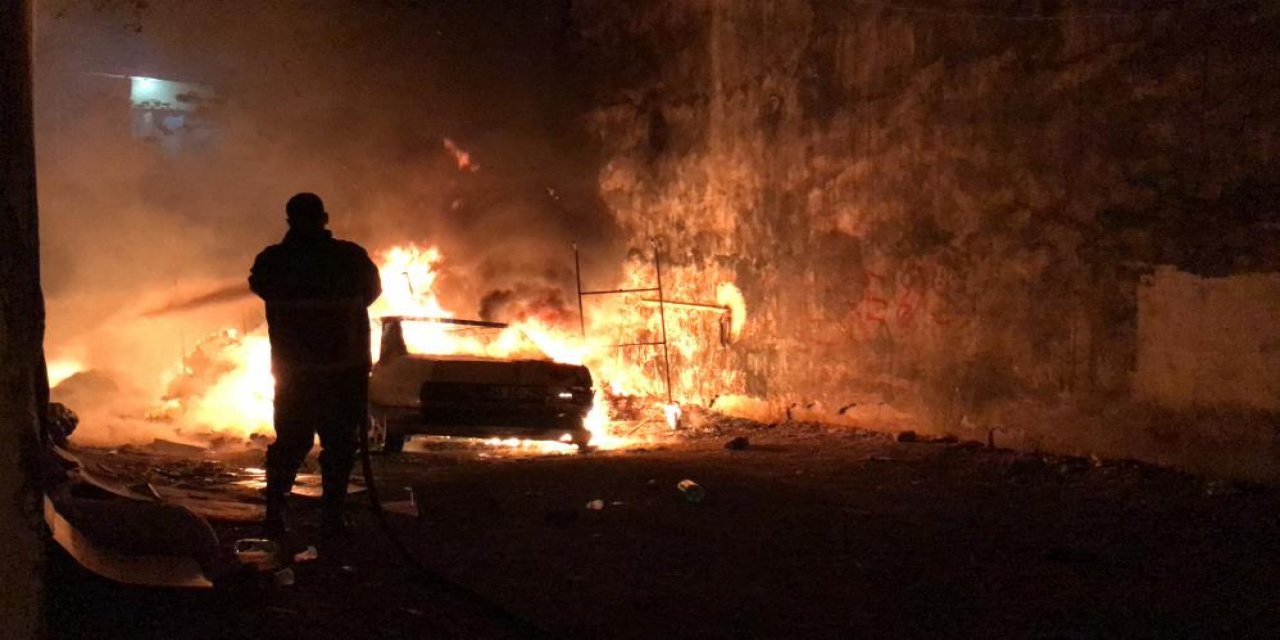 Kundaklanan otomobil kullanılamaz hale geldi