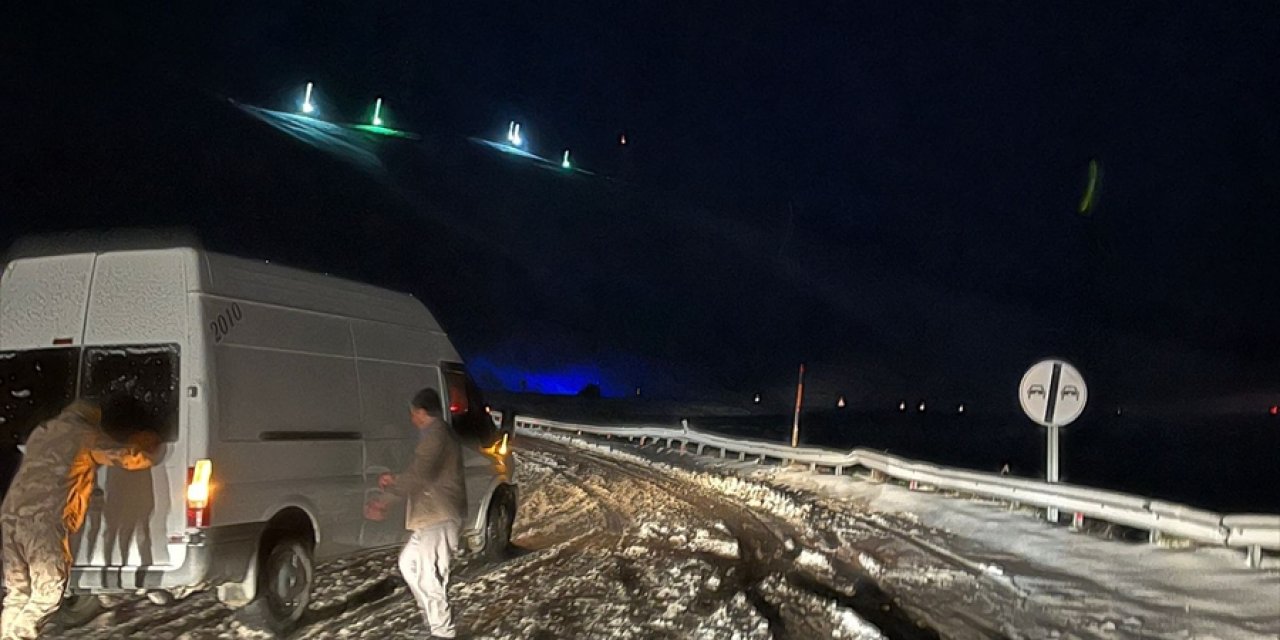 Kar geçit vermeyince yol trafiğe kapatıldı