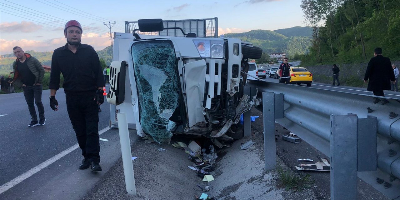 Devrilen kamyonetin altında kalan sürücü öldü