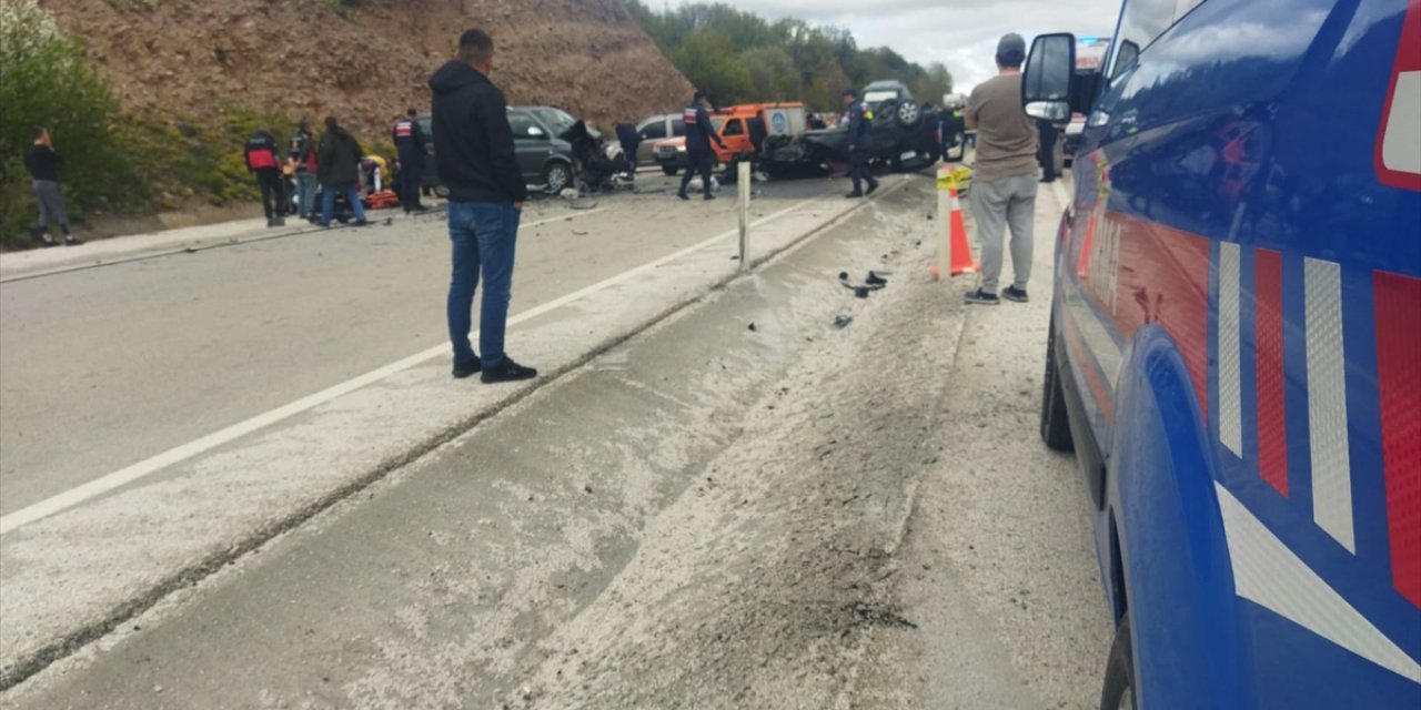 Minibüs ile hafif ticari araç çarpıştı: 3 ölü, 12 yaralı