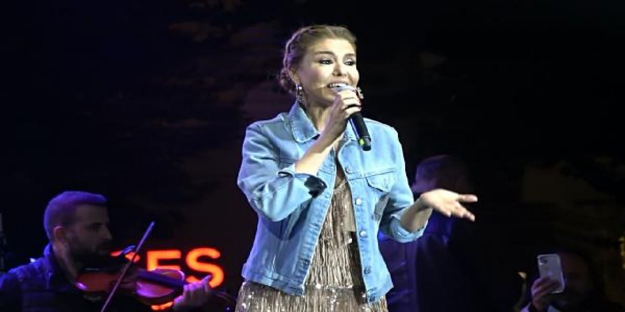 Gülben Ergen sahnede düştü