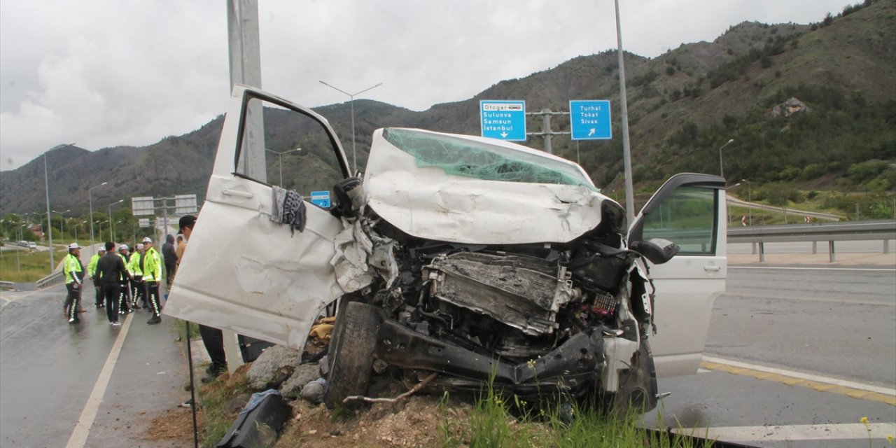 Minibüs emniyet şeridinde bekleyen pikaba çarptı: 2 ölü, 7 yaralı