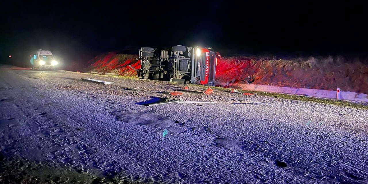 Yangına giderken devrilen itfaiye aracının sürücüsü öldü