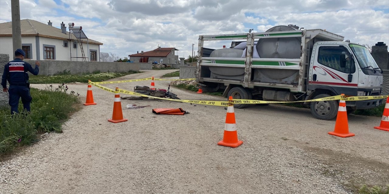 Süt toplama kamyonu ile motosiklet çarpıştı: 1 ölü