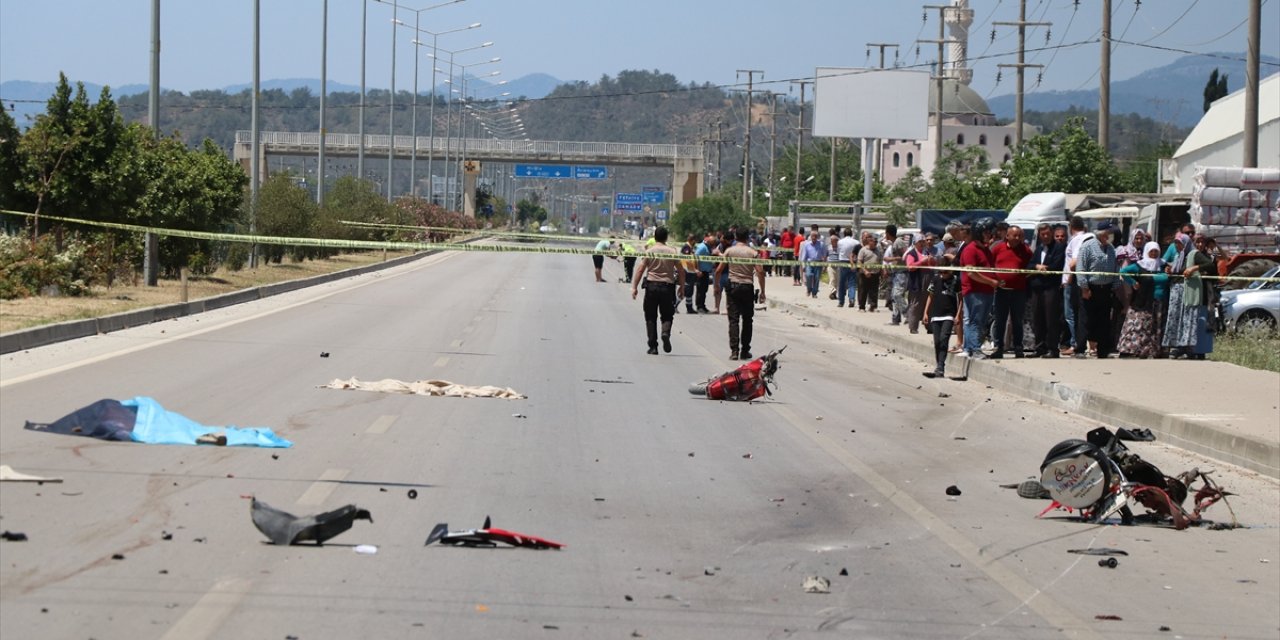 İki motosiklet çarpıştı, 2 ölü, 1 yaralı