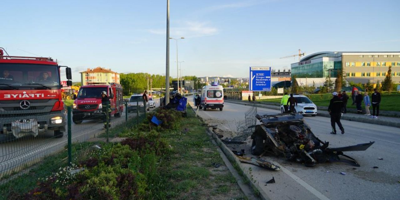Direği çarpan otomobil ikiye bölündü: Sürücü olay yerinde can verdi