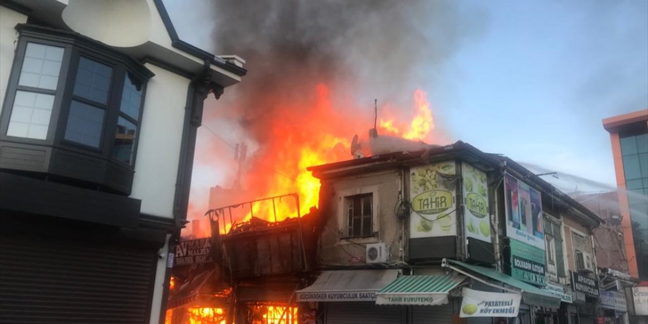 Kasap dükkanında yangın çıktı, alevler 15 iş yerine sıçradı