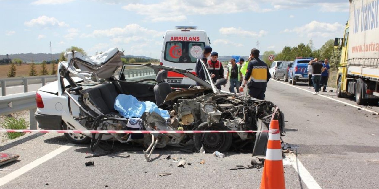 Emniyet şeridinde duran TIR’a otomobil çarptı: 1 ölü, 1 yaralı