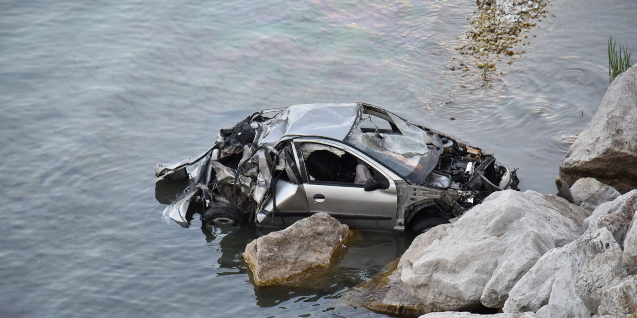 Konya yolunda kaza! Otomobil göle uçtu, 2 kişi yaralı kurtarıldı