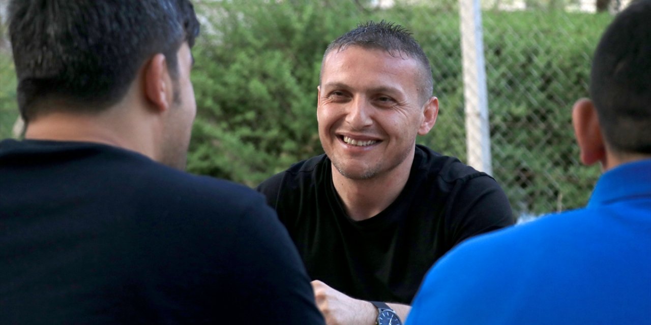 Konya’da kendisi gibi yetiştirme yurdunda büyüyen gençlere kol kanat geriyor