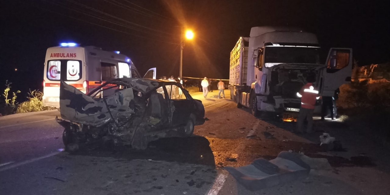TIR otomobille çarpıştı: 1 ölü, 1 yaralı