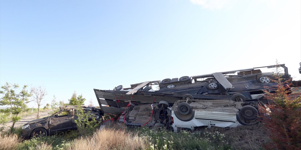 Konya  yolunda otomobil yüklü TIR devrildi, 9 araç hasar gördü