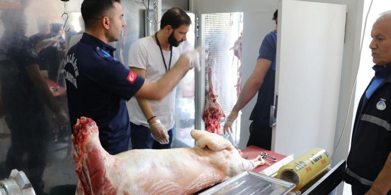 Satışa hazır 1 ton 250 kilo bozuk et ele geçirildi